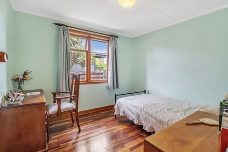 Photo of property in 9 Mokau Place, Terrace End, Palmerston North, 4410