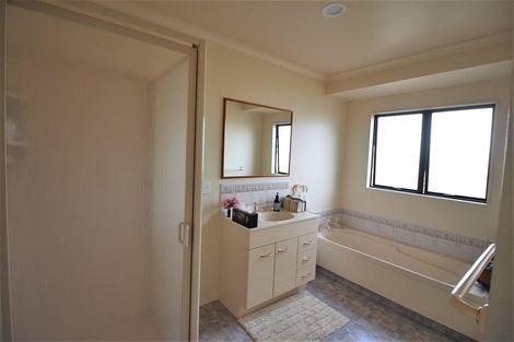 Photo of property in 28 Spinnaker Drive, Flagstaff, Hamilton, 3210