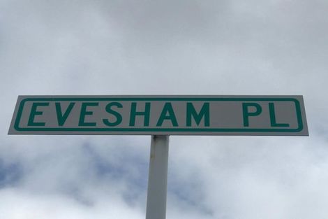 Photo of property in 22 Evesham Place, Newlands, Wellington, 6037