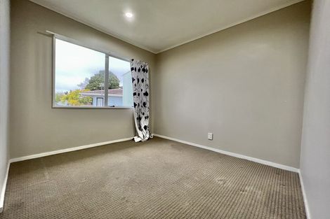 Photo of property in 4 Fernhaven Place, Massey, Auckland, 0614