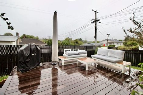 Photo of property in 2a Taipari Road, Te Atatu Peninsula, Auckland, 0610
