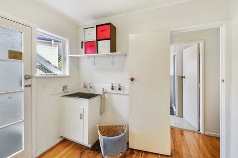 Photo of property in 16 Penruddocke Road, Half Moon Bay, Auckland, 2012