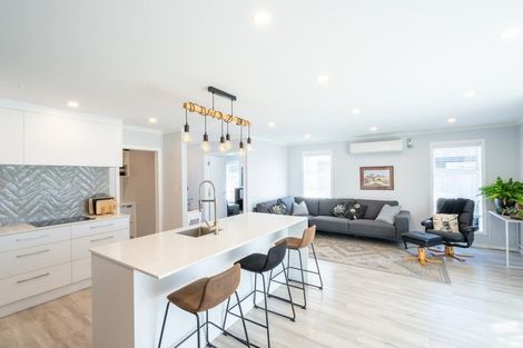 Photo of property in 96 Johnstone Drive, Fitzherbert, Palmerston North, 4410