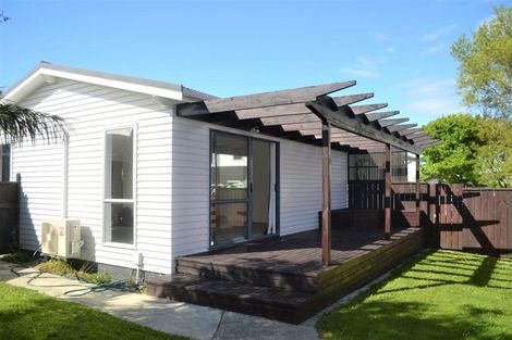 Photo of property in 21 Kingsbridge Place, Newlands, Wellington, 6037