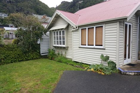 Photo of property in 2 Matipo Street, Eastbourne, Lower Hutt, 5013