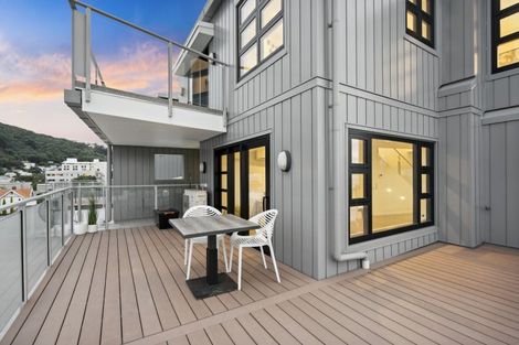 Photo of property in Endeavour Apartments, 1/125 Thorndon Quay, Pipitea, Wellington, 6011