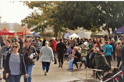 Photo of property in 2 Kumerahou Street, Kumeu, 0810