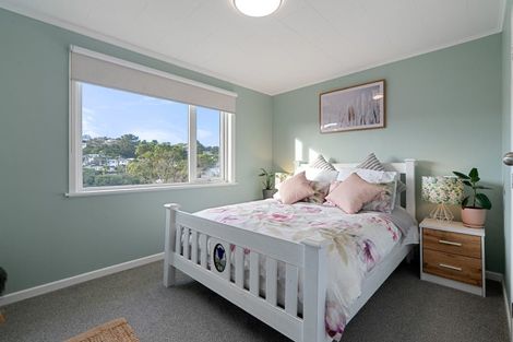 Photo of property in 123 Newlands Road, Newlands, Wellington, 6037