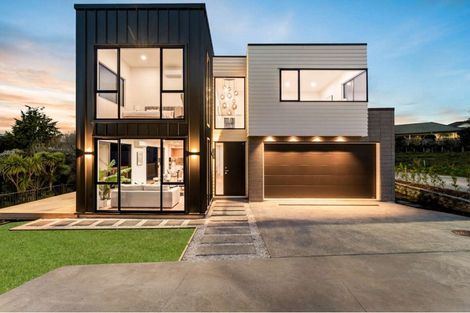 Photo of property in 16 Mcmenamin Place, Fairview Heights, Auckland, 0632