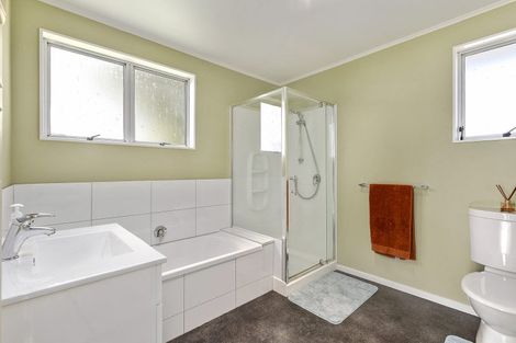 Photo of property in 124 Gloaming Hill, Titahi Bay, Porirua, 5022