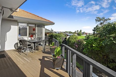 Photo of property in 16 Gillett Place, Botany Downs, Auckland, 2014