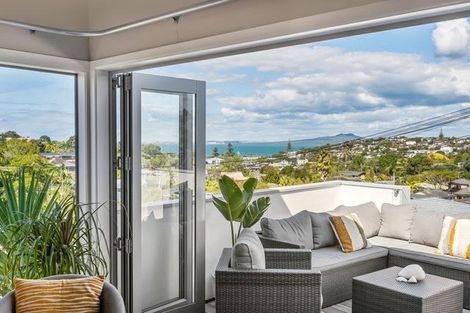 Photo of property in 2/21 Hythe Terrace, Mairangi Bay, Auckland, 0630