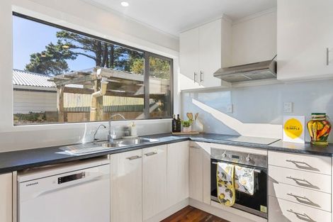 Photo of property in 11 Lomond Street, Newlands, Wellington, 6037