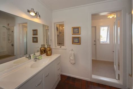 Photo of property in 132 Carlisle Road, Northcross, Auckland, 0632