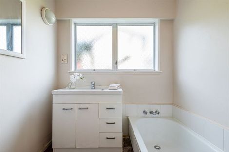 Photo of property in 358 Glenfield Road, Glenfield, Auckland, 0629