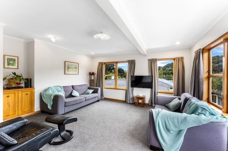 Photo of property in 18 Pinehaven Road, Pinehaven, Upper Hutt, 5019