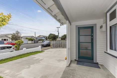 Photo of property in 94 Endeavour Street, Lyall Bay, Wellington, 6022