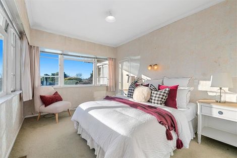 Photo of property in 1/6 Hillcrest Avenue, Hillcrest, Auckland, 0627