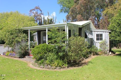 Photo of property in 15 Pottery Lane, Coromandel, 3506