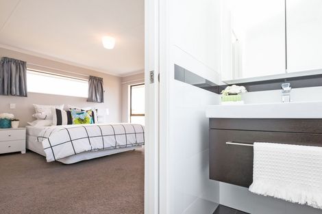 Photo of property in 140 Roberts Line, Kelvin Grove, Palmerston North, 4414
