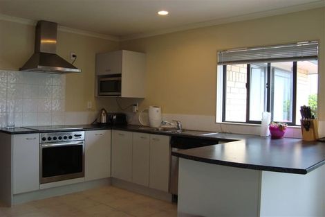 Photo of property in 25 Peninsula Road, Mangere, Auckland, 2022