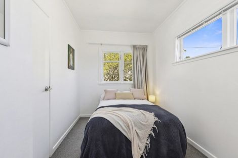 Photo of property in 15 Glanmire Road, Newlands, Wellington, 6037