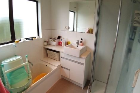 Photo of property in 2/67 Aviemore Drive, Highland Park, Auckland, 2010