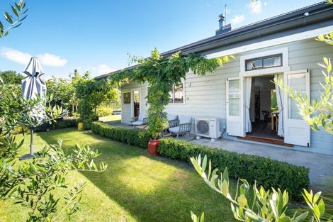 Photo of property in 2 Kaweka Place, Havelock North, 4130