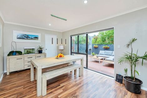 Photo of property in 11 South Kensington Way, Henderson, Auckland, 0612