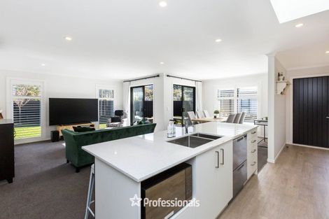 Photo of property in 5 Nikau Lane, Timberlea, Upper Hutt, 5018