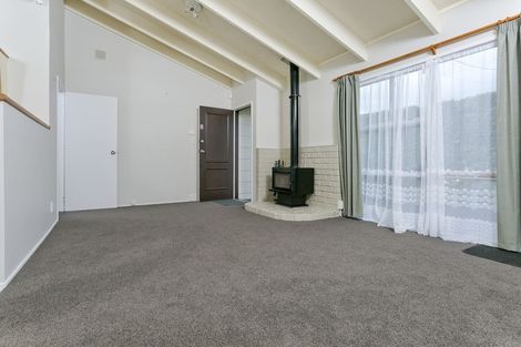 Photo of property in 1/1a Radiata Lane, Chatswood, Auckland, 0626