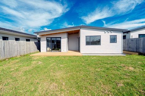 Photo of property in 8 Poutawa Lane, Clarks Beach, 2122