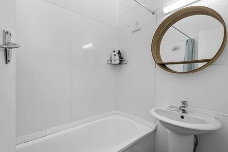 Photo of property in 2/289 Glenfield Road, Glenfield, Auckland, 0629