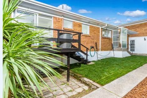 Photo of property in 2/8 Tobruk Crescent, Milford, Auckland, 0620