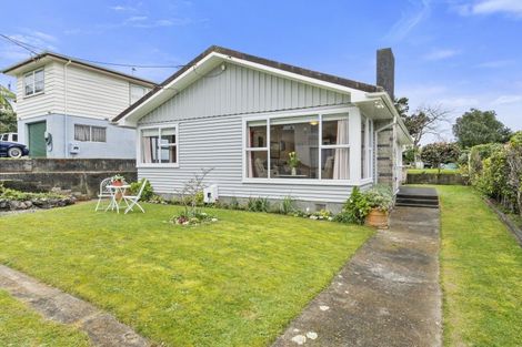 Photo of property in 12 Saint Johns Terrace, Tawa, Wellington, 5028