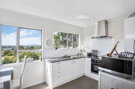 Photo of property in 2/307a Wairau Road, Totara Vale, Auckland, 0627