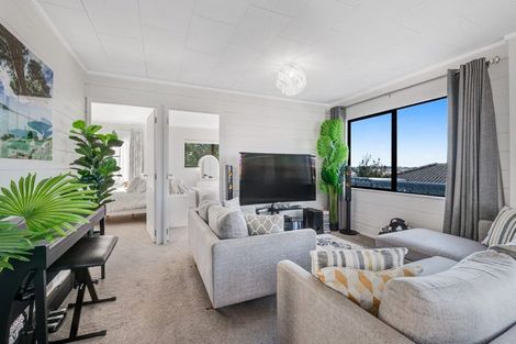 Photo of property in 57a Wade River Road, Stanmore Bay, Whangaparaoa, 0932