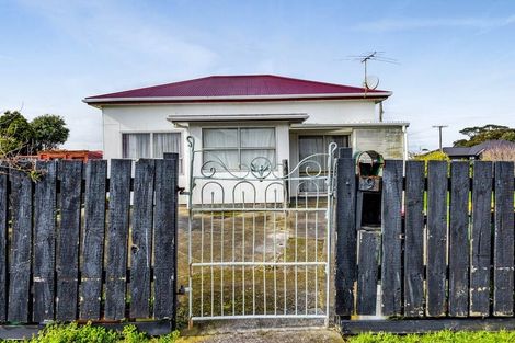 Photo of property in 9 Napier Street, Opunake, 4616