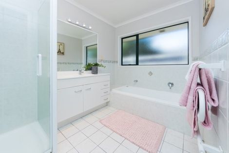 Photo of property in 3 Crannog Fen, Wattle Downs, Auckland, 2103