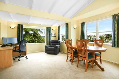Photo of property in 9 Innes Way, Newlands, Wellington, 6037