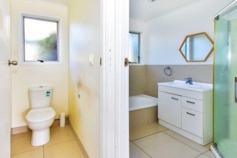 Photo of property in 31 Becker Drive, Weymouth, Auckland, 2103