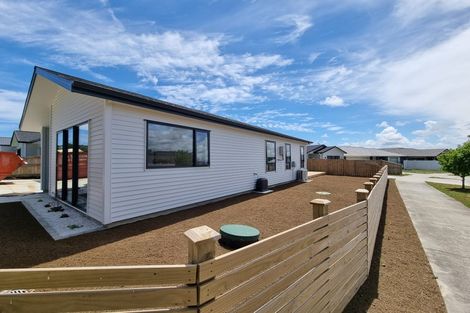 Photo of property in 11 Konoba Avenue, Kumeu, 0810