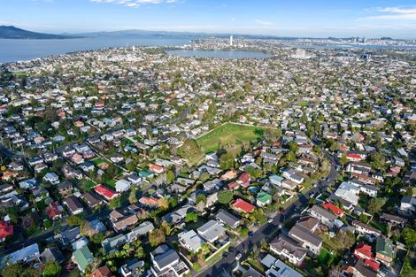 Photo of property in 16 Knightsbridge Drive, Forrest Hill, Auckland, 0620