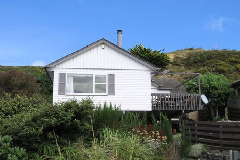 Photo of property in 14 Southern Cross Crescent, Island Bay, Wellington, 6023