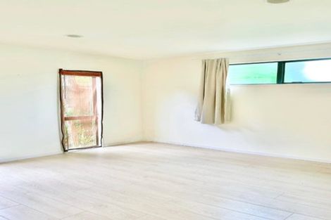 Photo of property in 1/881 East Coast Road, Northcross, Auckland, 0632