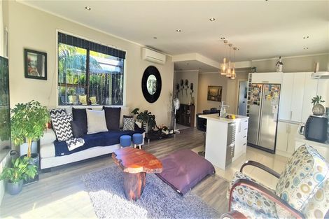 Photo of property in 1/56 Heathcote Road, Castor Bay, Auckland, 0620