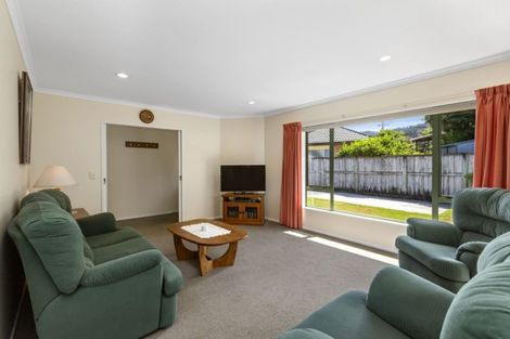 Photo of property in 1c Kereru Bend, Tawa, Wellington, 5028