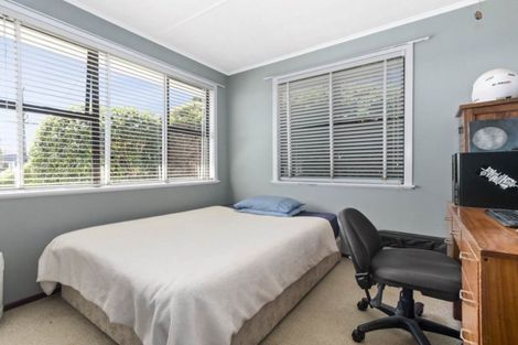 Photo of property in 24 School Road, Te Atatu South, Auckland, 0610