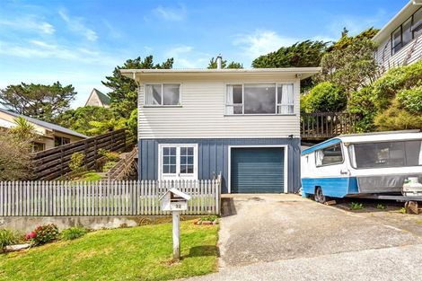 Photo of property in 32 Chapman Street, Newlands, Wellington, 6037