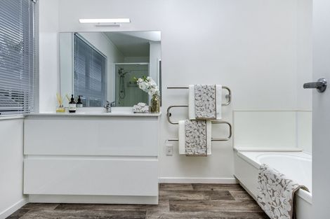 Photo of property in 2/13 Valecrest Place, Bayview, Auckland, 0629